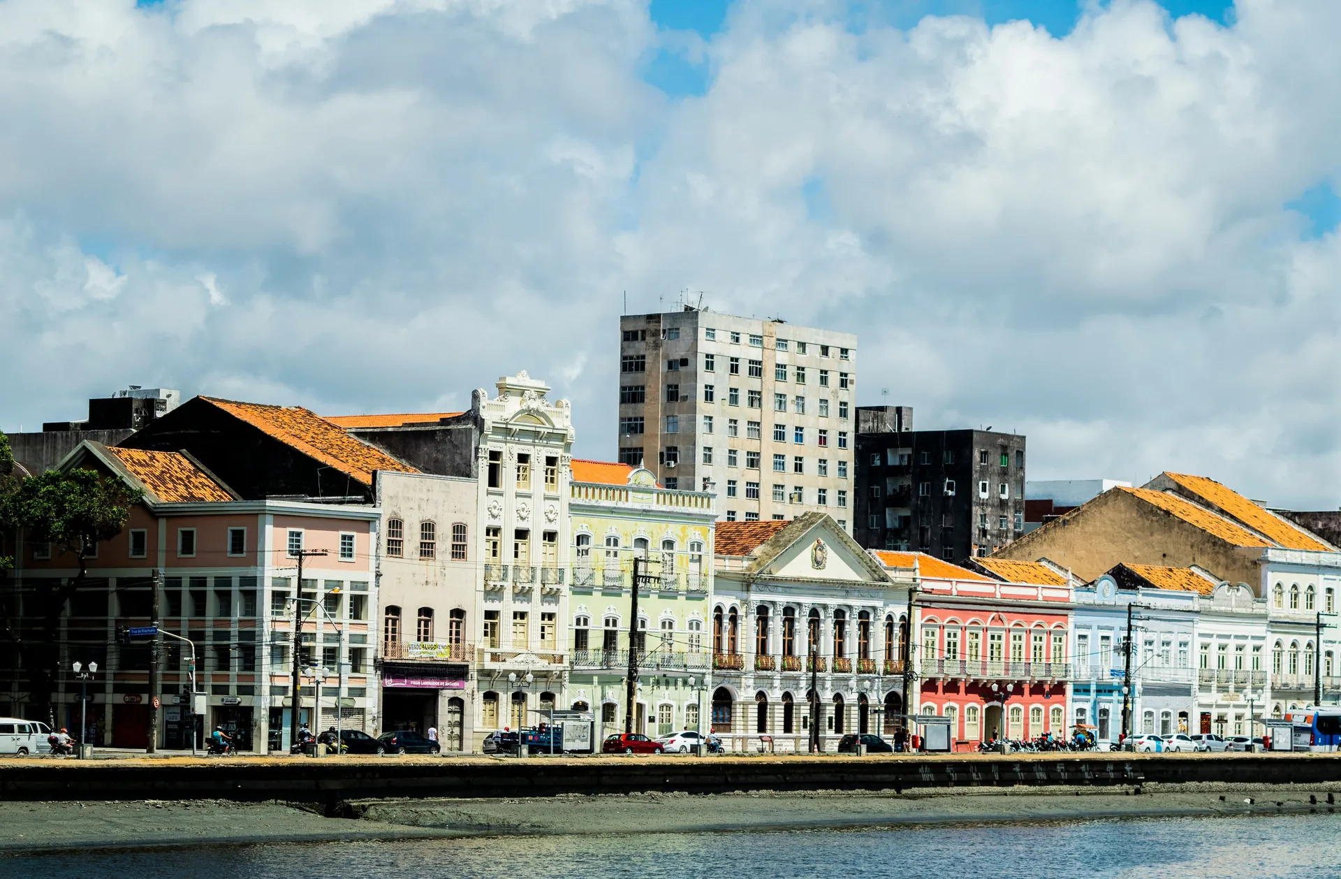 Casario colorido na beira do rio Capibaribe, no Recife, com fachadas em rosa, verde e amarelo enfileiradas