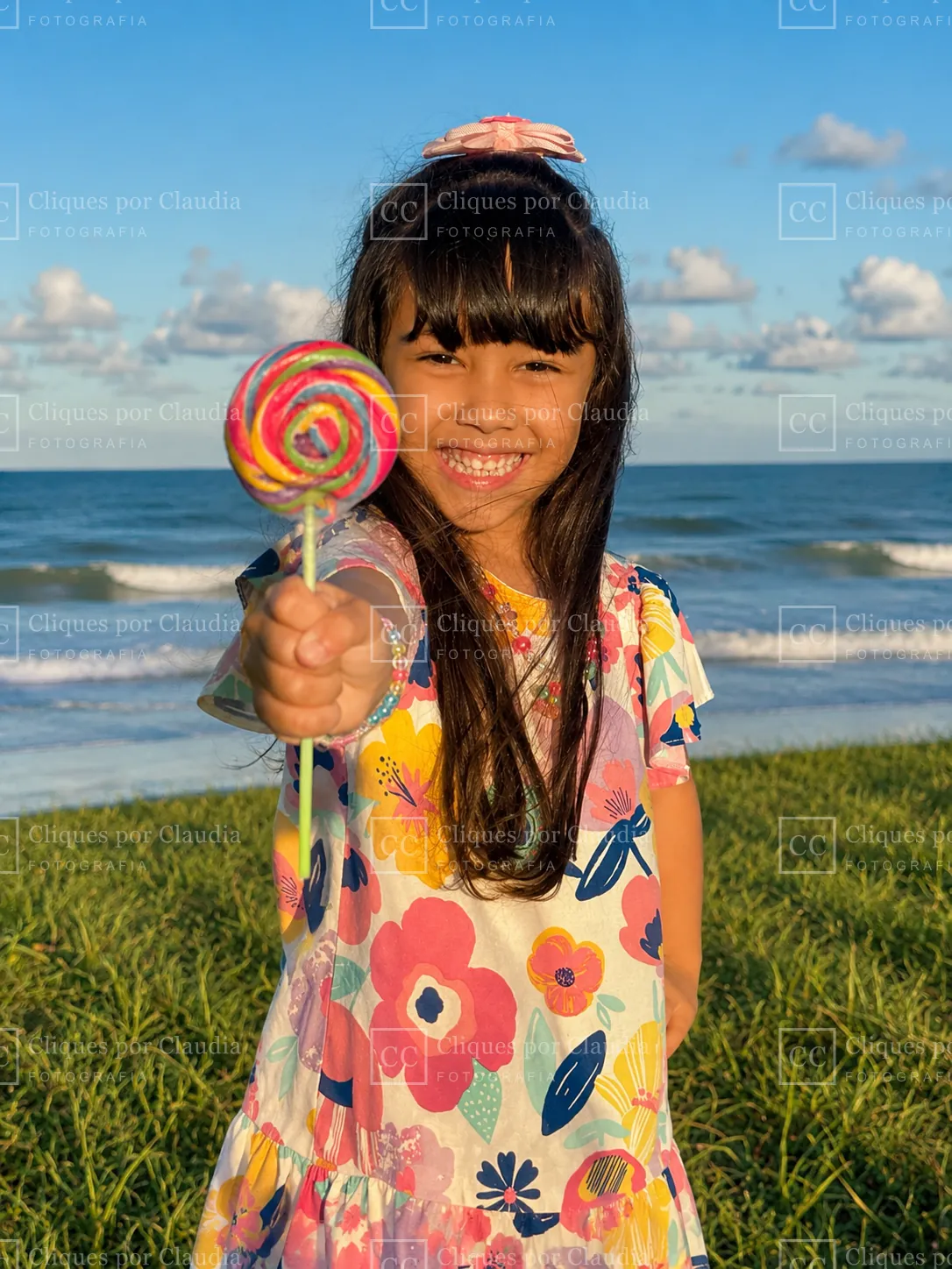 Retrato de criança em ensaio fotográfico ao ar livre na Praia do Paiva, PE